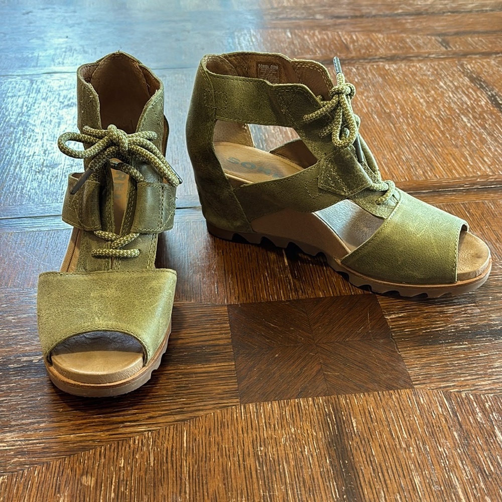Sorel Joanie lace wedge sandal in olive green, size 10.5